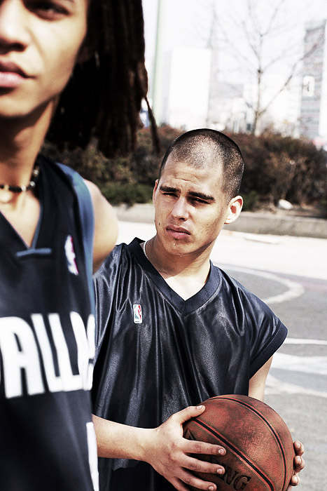 People-Werbe-Foto von zwei jungen Basketballspielern auf einem Outdoor-Platz
