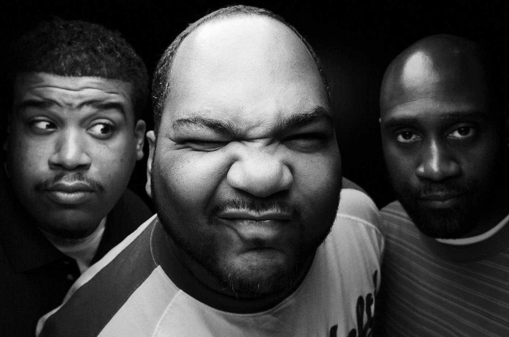 Die drei Mitglieder der Hip Hop Gruppe De La Soul in einem Schwarz-Weiss-Weitwinkelfoto für rap.de